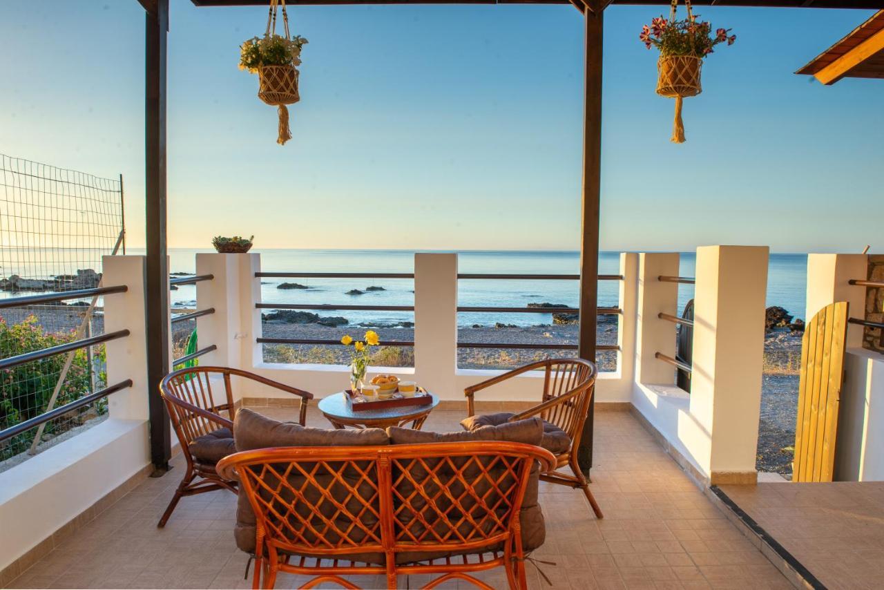 Tsampika's Beachfront House In Stegna *